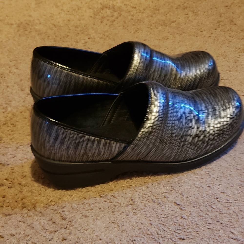 Savvy nursing shoes